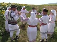 Comuna în care obiceiul secerișului este păstrat cu sfințenie. În straie populare și cu secera în mână