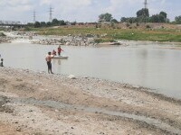 Tânără salvată din apele râului Moldova, unde a mers la scăldat. Fratele ei, căutat de pompieri cu o barcă