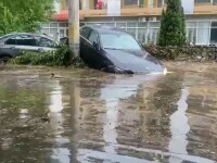 O furtună violentă a făcut prăpăd în Craiova. Apă de aproape un metru pe străzi și multe mașini distruse | VIDEO