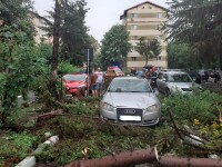 O furtună a făcut prăpăd în Râmnicu Vâlcea. A fost anunțat din nou Cod roșu. VIDEO