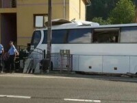 Cum au fost salvați cei 50 de turiști din autocarul intrat în casa din Maramureș. Șoferul ar fi suferit un infarct