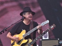 Legendarul chitarist Carlos Santana a leșinat pe scenă, în timpul unui concert. VIDEO