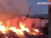 Incendiu la o hală din Bihor. Pompierii au adus un container Abroll