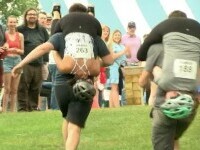 Un cuplu din Wisconsin se scaldă în bere, după câștigarea unui concurs de cărat neveste