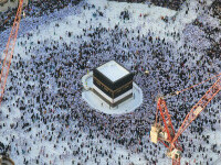 Un milion de musulmani au început pelerinajul la Mecca. Pelerinilor le este interzis să atingă Piatra Neagră | GALERIE FOTO