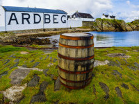 whisky la distileria Ardbeg din Islay, Scotia