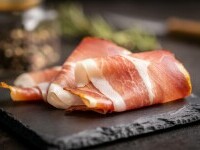 Autorițățile sanitare din Franța: Există o legătură între carnea procesată și cancerul colorectal