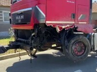 Accident în Caraș Severin. O mașină cu volan pe dreapta s-a izbit de un TIR
