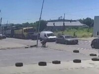 Motociclist rănit după ce a depășit coloana, în Târgoviște. Accidentul a fost surprins de camere