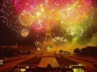 Foc de artificii și proiecții luminoase pentru susținerea Ucrainei la Turnul Eifell, de ziua Franței