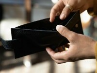 Un român a muncit până pe 19 iunie doar pentru taxe, iar un angajator plătește 1,8 euro pentru fiecare euro dat ca salariu
