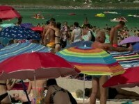 Cu șunca atârnată la umbrelă, pe plaja din Costinești. Imagini virale: ,,I-am văzut live. Moet, slană, jambon” | FOTO