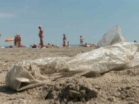 Plajele sunt pline de deșeuri de plastic. Turiștii le aruncă, patronii sunt amendați. În final, ajung în farfuria noastră