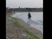 Video viral. Ce a pățit un tânăr care mergea cu motocicleta pe malul mării, în Vama Veche. „E prost, dar trebuie să-l ajut”