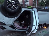 Impact între o ambulanță și o mașină, în Iași. Automobilul s-a răsturnat