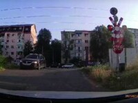 Șofer din Iași, căutat pentru trecerea unei căi ferate pe culoarea roșie. Ce l-a dat de gol