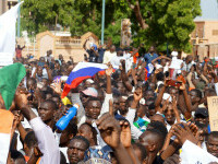 Steaguri rusești, arborate la Ambasada Franței în Niger. Militarii au dispersat mii de manifestanți cu gaze lacrimogene