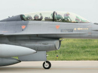 Două aeronave F-16 ale Forţelor Aeriene Române au fost ridicate în aer pentru a monitoriza situaţia