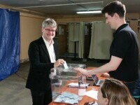 Ambasadorul francez în Ucraina Gaël Veyssiere votează la Kiev