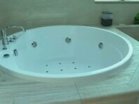 Hotelurile pentru adulți sunt la mare căutare pe litoral. Cât costă noaptea de cazare cu jacuzzi în cameră