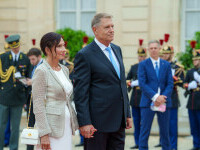 Klaus Iohannis, la recepţia găzduită de preşedintele Emmanuel Macron. Ce ținută a purtat Prima Doamnă