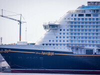 Un tată s-a aruncat în mare de pe o navă de croazieră pentru a-și salva fiica, căzută peste bord în timp ce îi făcea o poză