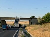 Un camion s-a oprit într-un cap de pod pentru că i s-a ridicat bena. Șoferul a fost scos cu descarcerarea din cabină