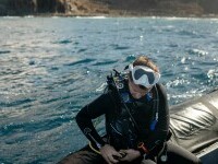 Descoperirea uimitoare făcută de doi scafandri amatori, într-o mașină veche acoperită de scoici