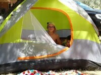 Campingul pe litoral, o alternativă tot mai căutată de turiști. Tarifele pentru o zi în Mamaia Nord