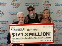 Un criminal notoriu a câștigat 167 de milioane de dolari la loterie, alături de mama și complicea sa. Riscă iar închisoarea