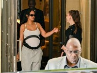 Cum a fost surprinsă Rihanna alături de A$AP Rocky și cei doi copii, la Paris. Ținuta a atras toate privirile. GALERIE FOTO