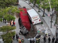 Un camion și un autobuz au fost înghițiți de o groapă uriașă apărută în asfalt, în Mexic
