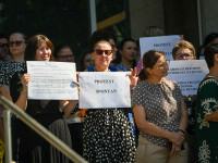 Lucrătorii din Casele de Pensii şi angajaţii MIPE protestează marţi în faţa instituţiilor, nemulţumiţi de tăierea veniturilor