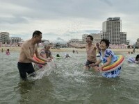 Primii turiști străini care au ajuns în noua stațiune de lux pe plajă din Coreea de Nord. Pe cine a primit Kim Jong Un