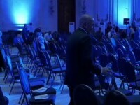 Momentul în care Ilie Bolojan s-a apucat să facă curat în sala unde avea loc Congresul PNL