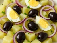 Salată orientală – rețeta originală. Ce conține, de fapt, acest preparat simplu de făcut