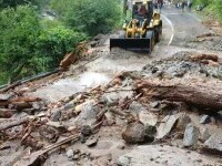 Viitură puternică pe Transfăgărășan. Copaci şi bucăți de stânci au acoperit șoseaua. Drumarii au intervenit cu utilaje