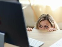 Studentă exmatriculată pentru „lezarea demnității naționale” după o aventură de o noapte cu un bărbat. Cine era acesta