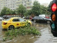 Cod roșu de vijelii și grindină de mari dimensiuni, în București. O femeie a murit, după ce un acoperiș i-a intrat în casă