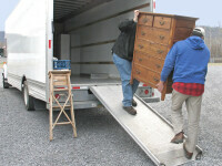 Un bărbat a închiriat o dubă pentru o zi, pentru a transporta mobilă. După o săptămână, s-a trezit fără niciun ban în cont