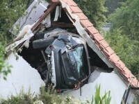 Accident bizar. O mașină a fost catapultată într-un acoperiș, după ce a lovit un copil aflat pe o trambulină, în Germania