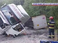 Un container s-a prăbușit peste o mașină, în Mehedinți. O persoană a murit pe loc, strivită în autoturism