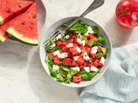 Salată cu pepene roșu și brânză – rețeta răcoritoare ideală pentru vară. Ce ingrediente se potrivesc de minune cu pepenele