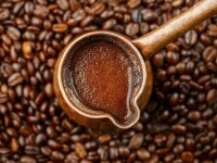 O tânără de 26 de ani, internată în stare critică în Istanbul după ce a primit o cafea făcută cu detergent de vase