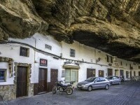 Setenil de las Bodegas, orașul spectaculos din Spania, construit sub stâncă. De ce merită să-l vizitezi