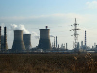 Miros de cauciuc ars și ceață densă la Ploiești. Garda de Mediu verifică o reacție chimică la o rafinărie din nordul orașului