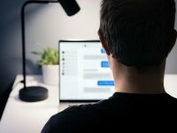 Cum a creat un tânăr din Botoșani, care nu a terminat nici liceul, o escrocherie națională cu burse școlare inventate