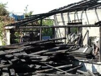 Incendiu cu flăcări „de 20 de metri”, pornit de la panourile fotovoltaice de pe garaj. „Am auzit o bubuitură mare”