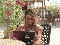 Spații amenajate pe litoral pentru „nomazii digitali”. Cum lucrează Anais din șezlong, pe nisip, pentru o agenție de turism