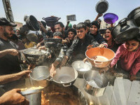 14 persoane au murit de foame în Fâșia Gaza numai în ultimele 24 de ore, în timp ce soseau ajutoare. Copiii, hrăniți primii